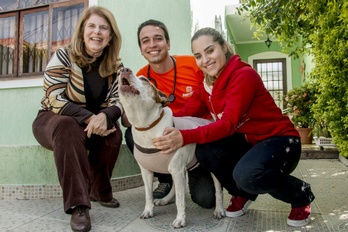 Felipe Samorinha (profissional Agenda Pet) com Ingrid Politi e Marina Politi, tutoras da cadela Estrela/ Créditos: Divulgação AgendaPet