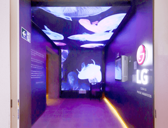 TÚNEL DE LED | O maior destaque de telas foi um Túnel de LED de mais de 10 m² que garantiu a imersão dos convidados  e visitantes na entrada da Casa LG