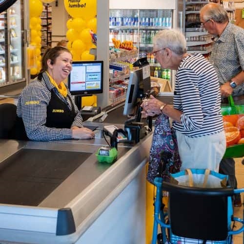 Mulher idosa é atendida em caixa de supermercado Jumbo, na Holanda