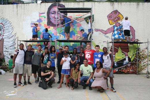 Em 2014, Joel Bergner esteve no Rio para pintar murais na Vila Olímpica do Vidigal, com jovens da comunidade (Divulgação)