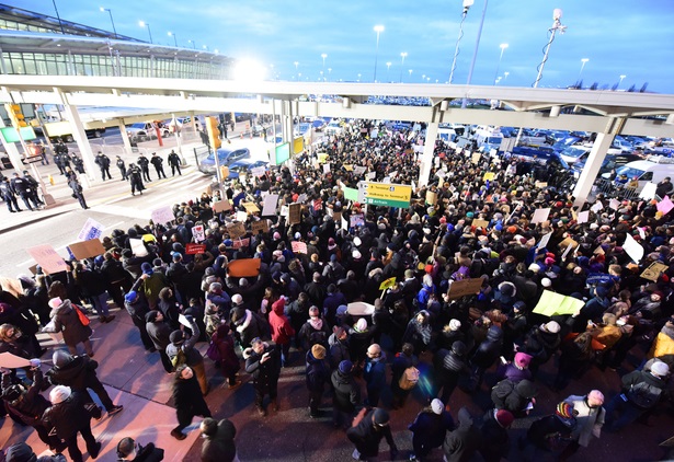 Protestos no aeroporto JFK, em Nova York, contra medidas imigratórias de Trump (Shutterstock)