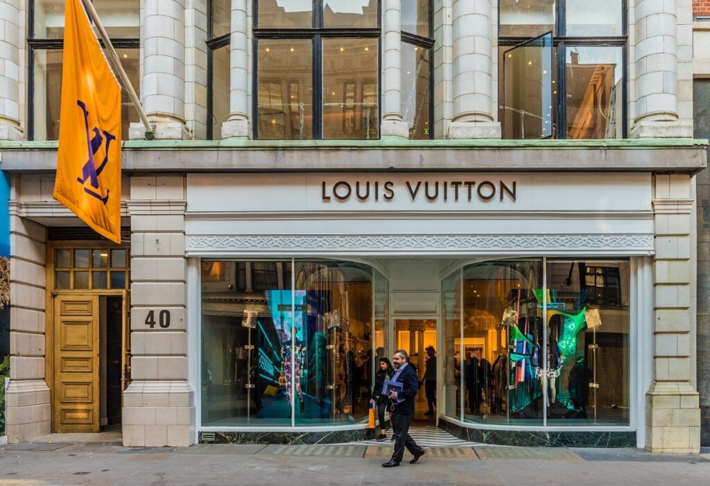 LVMH fatura bilhões em nove meses, mas apresenta desaceleração no último trimestre
