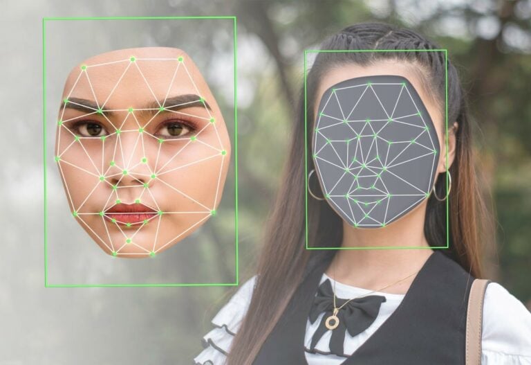 mulher com rosto trocado usando deepfake e inteligência artificial