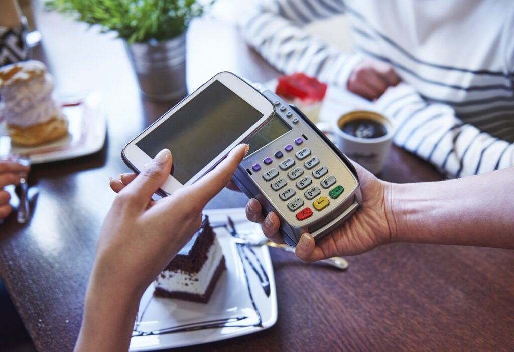 Pagamento por aproximação ganha popularidade e transações aumentam em supermercados