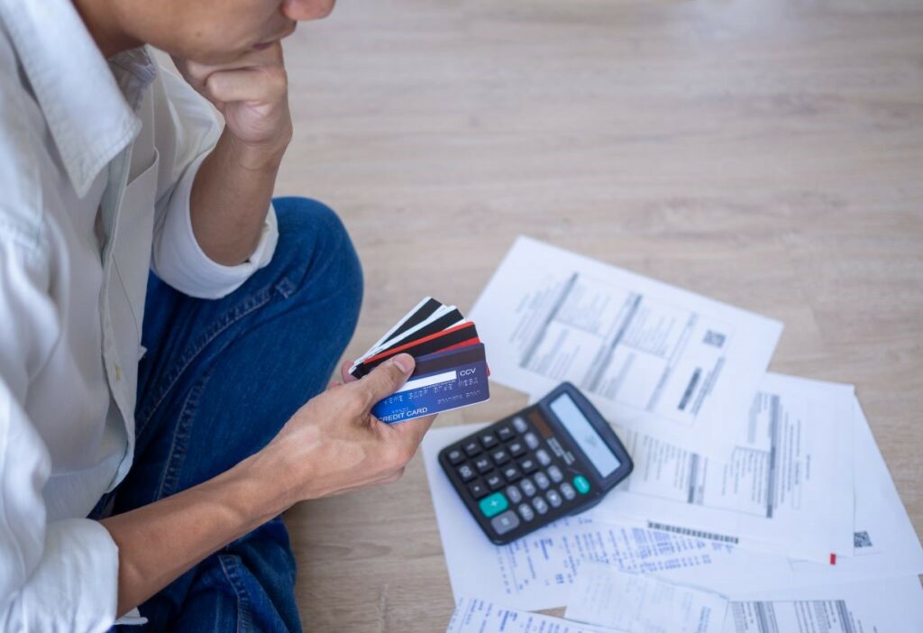 pessoa calculando dívidas