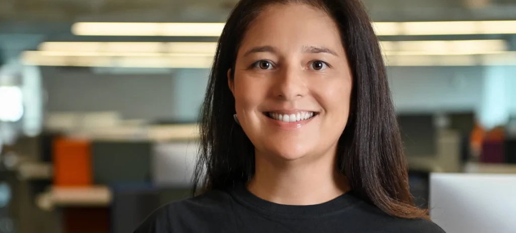Mulher, cabelos pretos, sorrindo