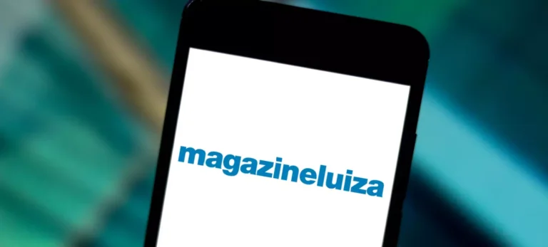 Tela de celular exibe o logo da Magazine Luiza em azul sobre um fundo branco.