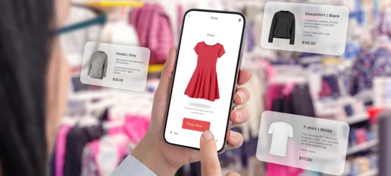 Uma mulher vê no celular um anúncio de um vestido vermelho. Ao lado, outras peças de roupas são mostradas à ela.