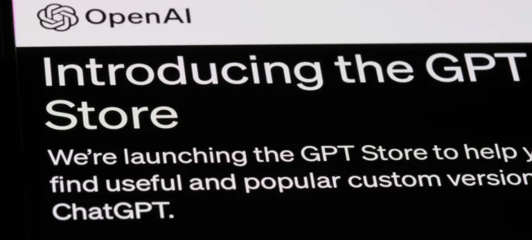 Foto mostra a tela de um computador com a página do blog da OpenAI com o anúncio de lançamento da GPT Store.