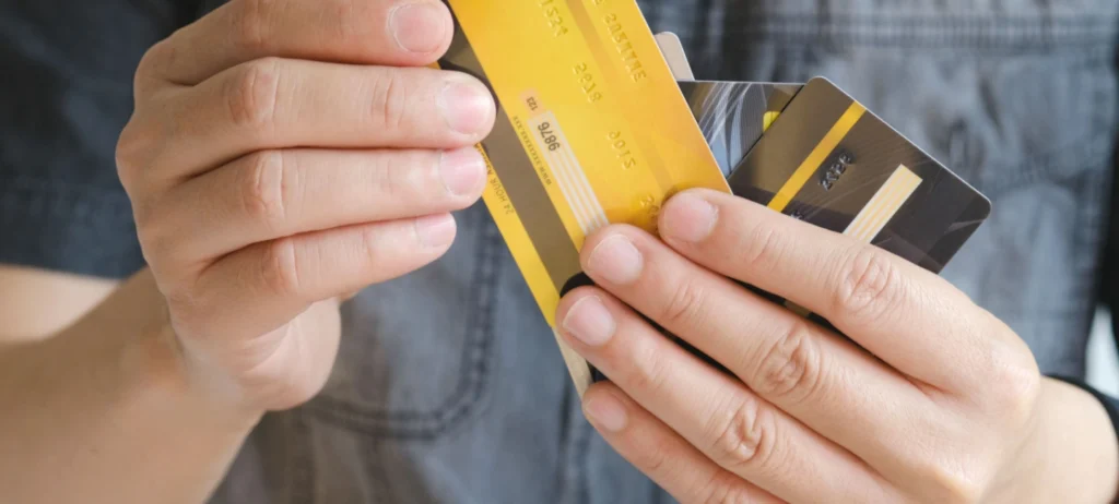 Há mais cartão de crédito circulando do que trabalhadores em idade ativa (107,4 milhões de pessoas) no Brasil. Para se ter uma ideia, são 190,8 milhões de cartões de crédito em fluxo.
