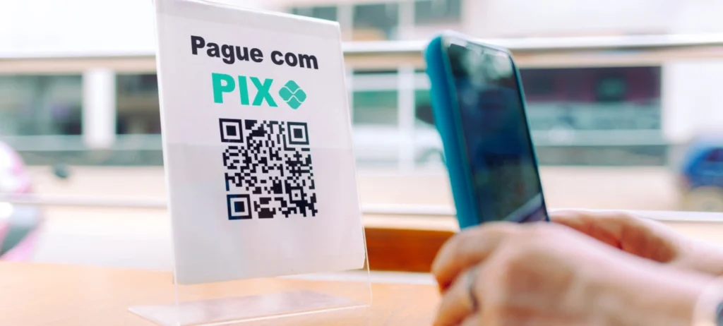 O Pix, o meio de pagamento preferido dos brasileiros, põe fim a modalidade de transferência bancária via DOC e TEC. A Federação Brasileira de Bancos (Febraban) anunciou a descontinuidade dos serviços.