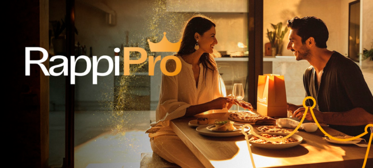 Foto mostra um casal - um homem e uma mulher - sentados a uma mesa e desfrutando uma refeição. Ao lado esquerdo, o logo do Rappi Pro está escrito em fonte dourada e branca.