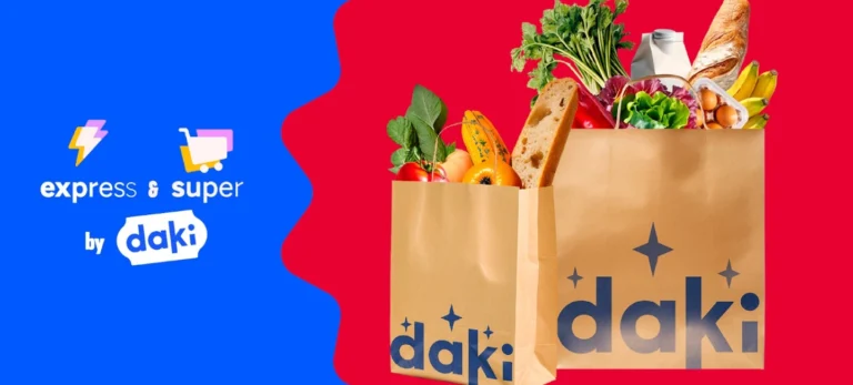 Imagem mostra duas sacolas de papel com o logotipo da Daki recheadas de vegetais. Ao lado, em um fundo azul, estão escritas as categorias da Daki dentro do iFood "Express by Daki" e "Super by Daki" em branco.