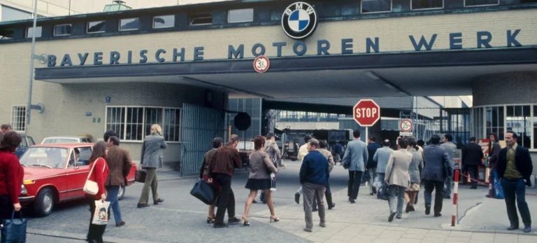 Fábrica da BMW em Munique caminha rumo à eletrificação total