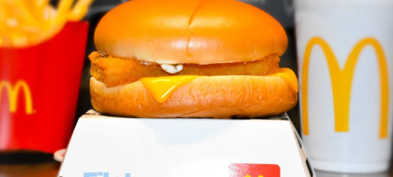 O Procon-SP enviou uma notificação para a rede de fast food McDonald’s informando sobre o desaparecimento do sanduíche Mc Fish do cardápio.