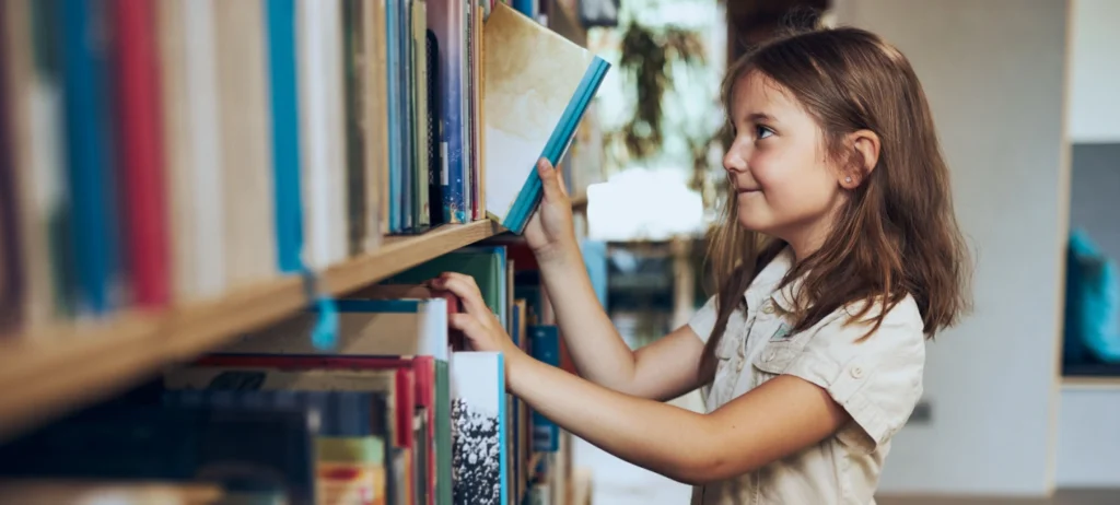 Mundo editorial passa por transformações, tem previsão de crescimento até 2027 e disputa atenção do leitor entre livros físicos e digitais
