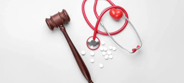 A alta judicialização na saúde reflete, para o consumidor, em aumento nos planos de saúde, taxas e valores de procedimentos médicos.