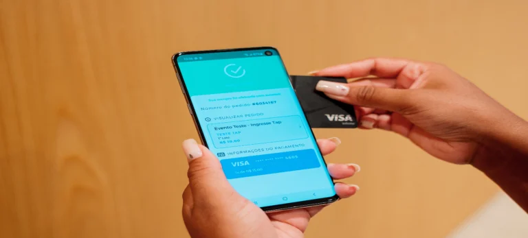 A multinacional Visa revoluciona o mercado de pagamentos, permitindo ao usuário transformar seu celular em uma máquina de cartão