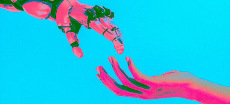 Uma mão robótica tenta alcançar uma mão humana. As duas estão pintadas de rosa sobre um fundo azul claro.