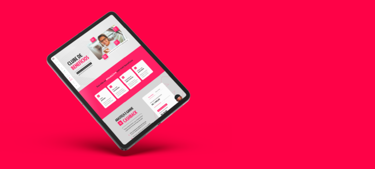 Um tablet está apoiado sobre uma superfície vermelha rosada. A tela exibe a página inicial do Clube de Benefícios iFood.