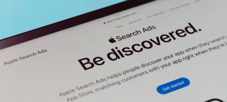 Imagem mostra tela de notebook com a página inicial do site da Apple Search Ads.