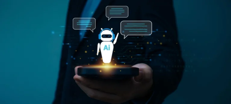 Um homem de terno segura um smartphone. Acima o aparelho, há um desenho de um robô rodeado por balões de conversas por mensagem.