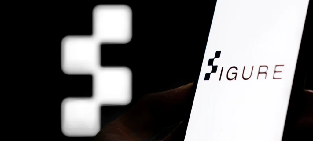 Imagem mostra um celular com o logo preto da Figure sobre um fundo branco. Atrás do celular, há a tela de um computador com a tela em preto e a logo da Figure em branco.