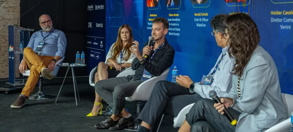 Painel "A era da eficiência digital", no IA+CX.