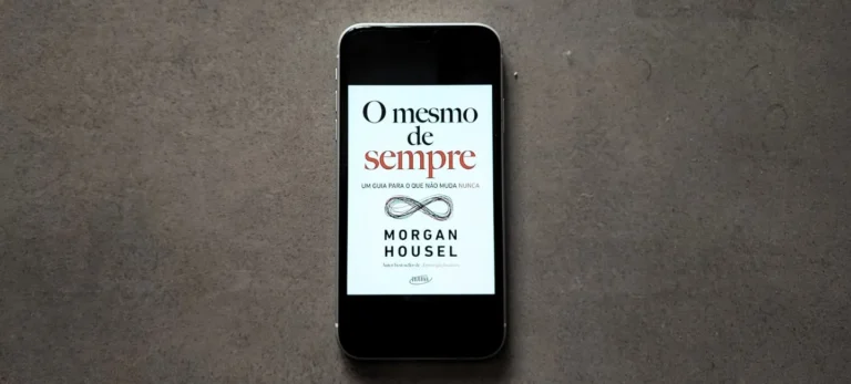 Um smartphone mostra a capa do livro de Morgan Housel, "O mesmo de sempre".