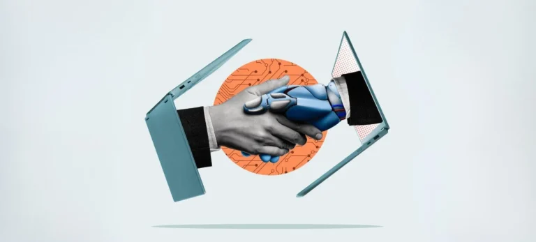 A foto mostra uma mão humana que sai de um notebook apertando a mão de um robô, que também sai de um outro notebook. Atrás das mãos, há um círculo laranja sobre um fundok azul claro.