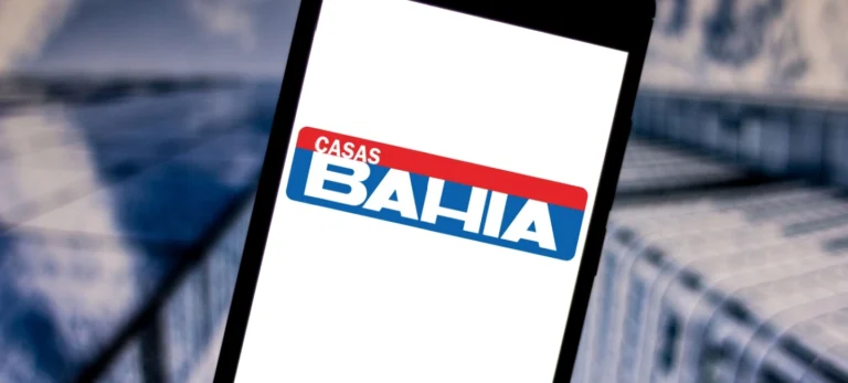 Um smartphone mostra a logo da Casas Bahia.
