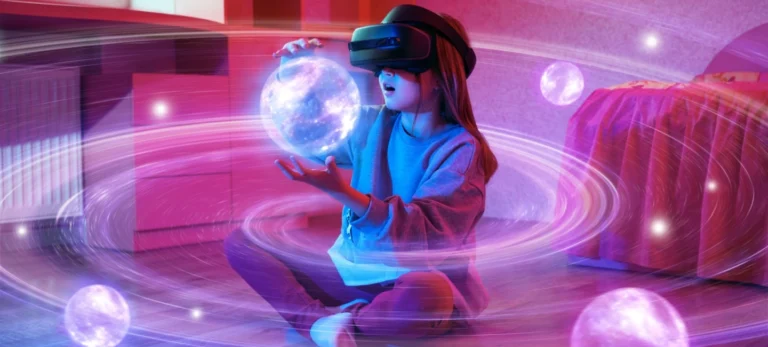 Uma menina usa um óculos de realidade virtual e vê diversos planetas em imagem virtual ao seu redor. Ela está sentada no chão de seu quarto.