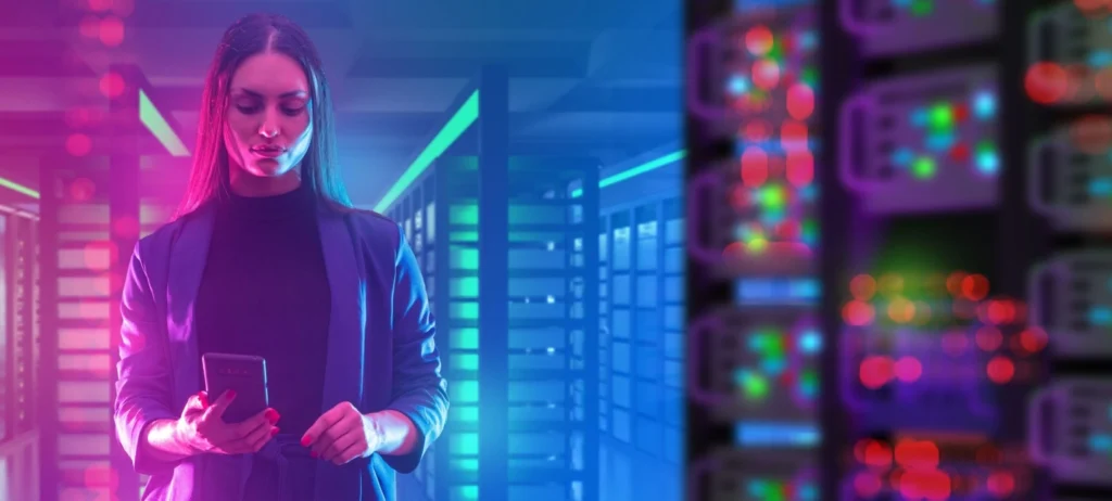 Uma cientista de dados observa um smartphone em um data center.