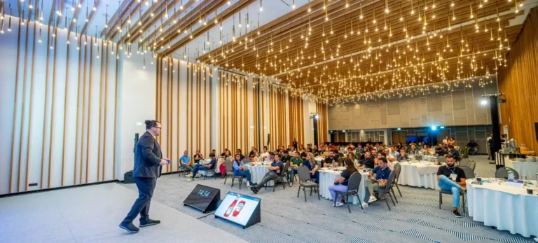 Michael Barbera no palco do Consumidor Moderno Experience Summit.