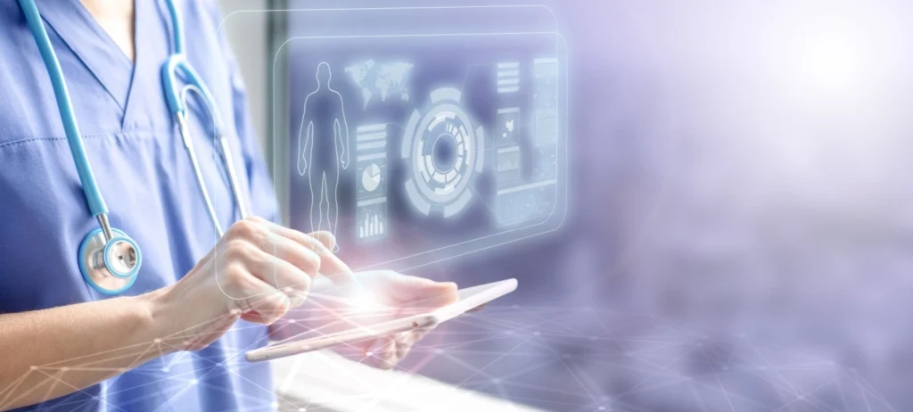 Uma médica segura um tablet e vê imagnes de exames flutuando no ar.