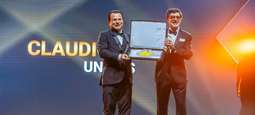 Roberto Meir e Claudio Zattar seguram a placa de reconhecimento do prêmio CEO do Ano.