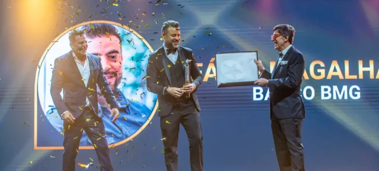 Fábio Magalhães e Flávio Guimarães, do Banco BMG, recebem o prêmio Hall da Fama, de Roberto Meir.