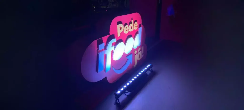 Logo do iFood em luzes neon azul e vermelho.