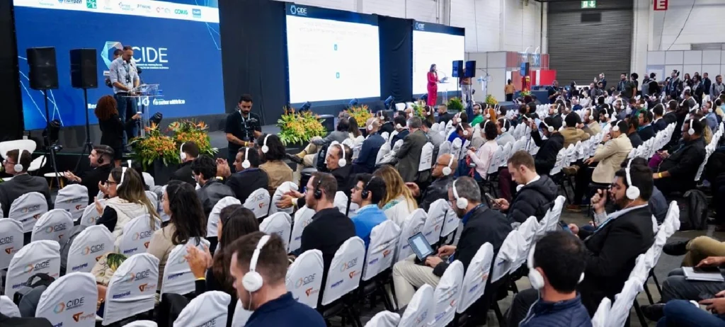 Plateia assiste a palestra no CIDE 2024.
