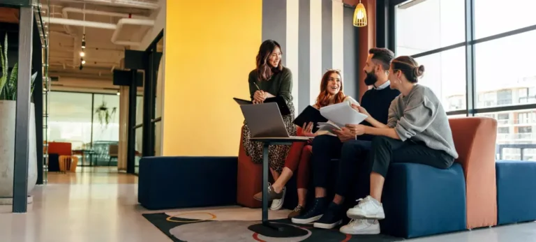 Um grupo de pessoas se reúne em um escritório.