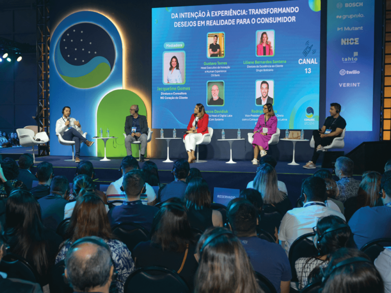 Rodrigo Padilha, VP de Interação Direta com o Consumidor para a América Latina do Electrolux Group; Marcos Davidiuk, VP sênior de Vendas e head do Digital Labs da ddCom Systems;  Jacqueline Gomes, diretora e Consultora da No Coração do Cliente; Liliane Bernardes, diretora de Excelência ao Cliente do Grupo Boticário; e Gustavo Torres, líder de Inovação e Human Experience do C6 Bank
