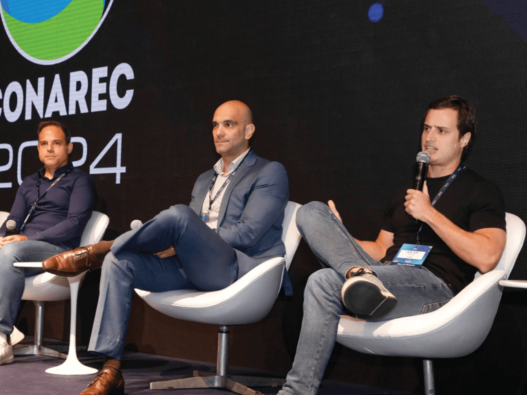 Claudio Xavier, diretor de Transformação Digital da Teleperformance; Ricardo Clementi, CCO do Renault Group; e André Taube, diretor de Operações da Centauro
