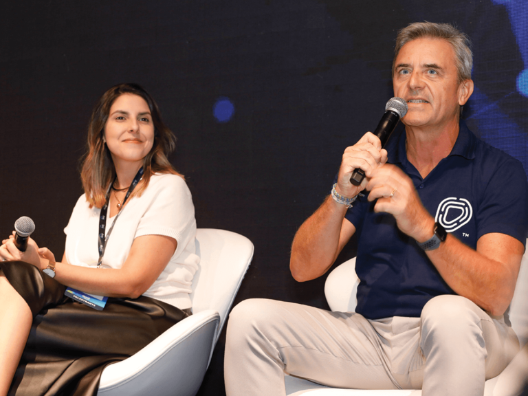 Maria Isabel Noronha, VP de Atendimento ao Cliente da Adyen Latam; e Laurent Delache, CEO da Foundever no Brasil