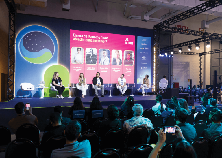 Regina Lane, head de Ouvidoria do C6 Bank; Thaisy Payo, atriz e influenciadora; Gercino Soares, líder em Inovação Corporativa da LATAM; Danilo Julio, diretor de CX da Quero Passagens; e Edy Pereira, head de CS, Especialista em Acessibilidade e Inclusão do ICOM