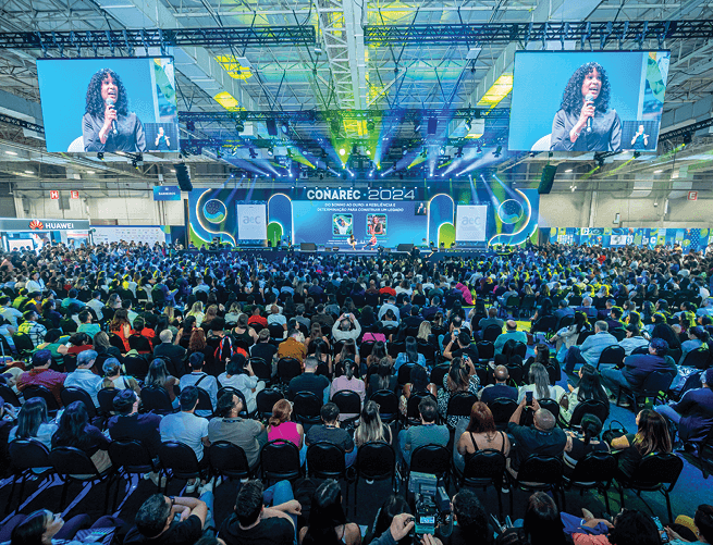 Congressitas do CONAREC 2024 acompanhando a palestra de  Rebeca Andrade