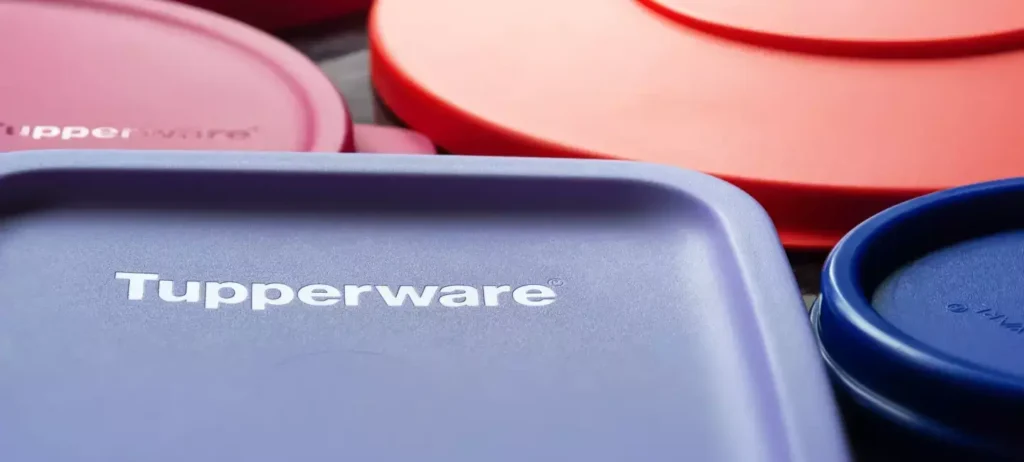 Tampas dos potes da Tupperware em cores variadas.
