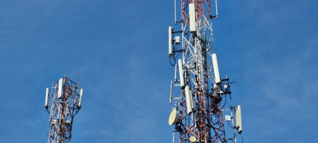 O CDC estabelece normas que protegem o consumidor, mas as particularidades das telecomunicações exigem uma análise aprofundada.