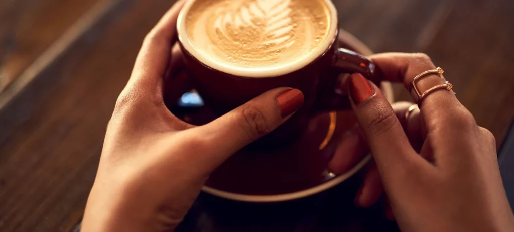 Apesar do consumo elevado, o preço do grão de café tem subido de forma alarmante. O que está por trás dessa elevação constante?