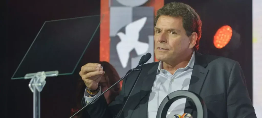 Alexandre Accioly recebe homenagem em evento dos 30 anos da Consumidor Moderno.