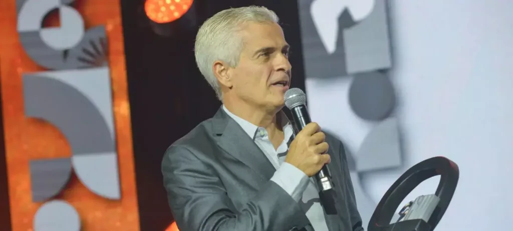 Celso Tonet, da Claro, recebe homenagem nos 30 anos da Consumidor Moderno.